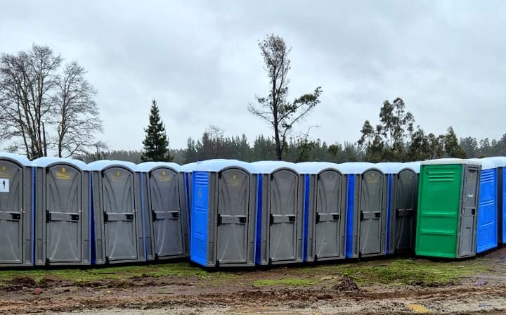 Primer plano de baño químico portátil